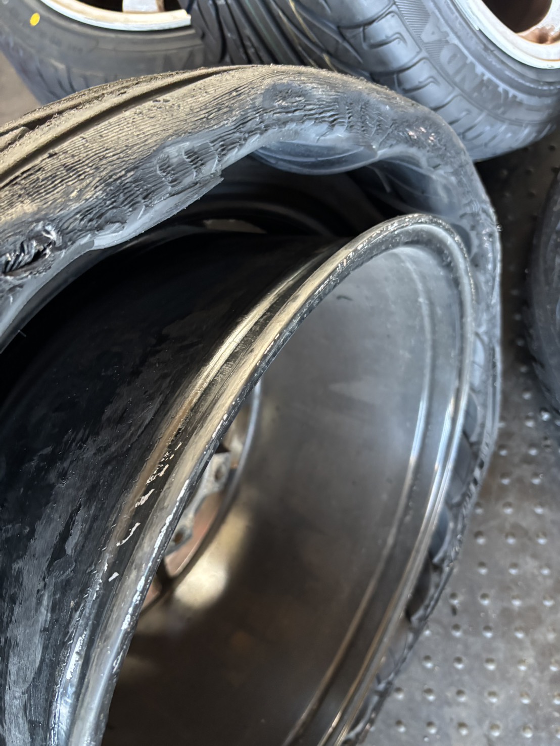 川越市でチェイサーのドリフト用タイヤ交換を実施｜ビート落ちによる変形タイヤも対応可能