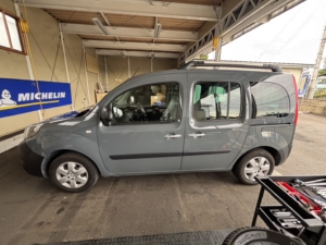 ルノーカングータイヤ交換