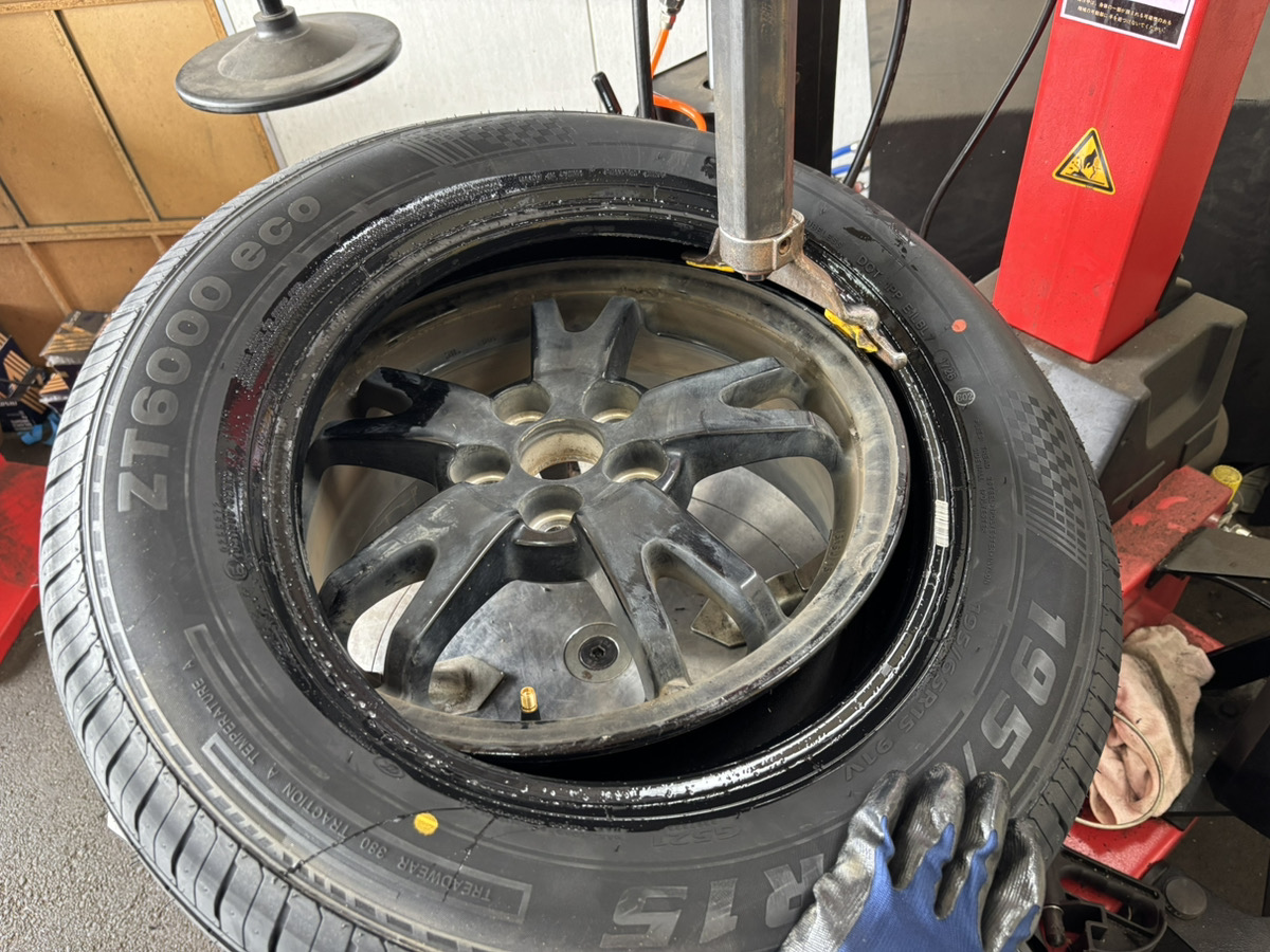 30系プリウスのホイールに新しいタイヤを組み込む作業