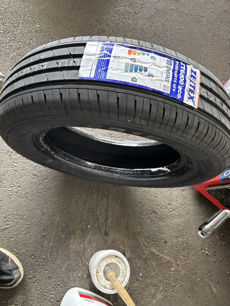今回取り付けたZEETEX ZT6000 ECO、195/65R15の新品タイヤ